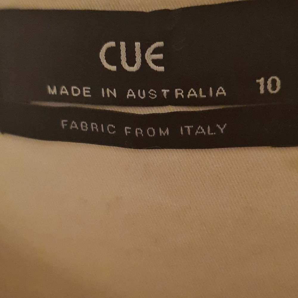 White Cue dress size 10 (again) only wore 1-2 time - Picture 3 of 6